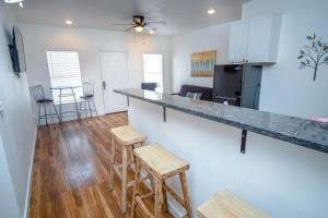 Downtown Remodeled Cozy 2BR 1BA Home Sleeps 8