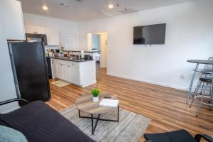 Downtown Remodeled Cozy 2BR 1BA Home Sleeps 8