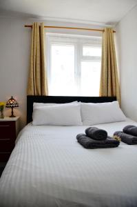 (7SM-13)Dreams Serviced Accommodations- Staines/Heathrow