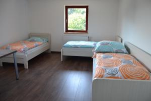 Giường trong phòng chung tại Penzion Bez Modrého Páva
