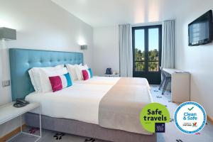 una camera da letto con un letto grande e una TV di Sintra Bliss Hotel a Sintra