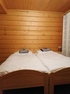sypialnia z dużym łóżkiem w drewnianym pokoju w obiekcie Apartament Harenda w Zakopanem