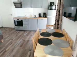 Kuchyňa alebo kuchynka v ubytovaní Fischer Ferienhaus