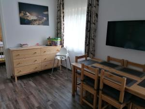 een kamer met een tafel, een tv en een dressoir bij Fischer Ferienhaus in Tweng