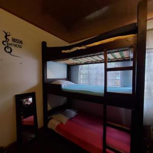 Våningssäng eller våningssängar i ett rum på Hostal CQ Chapinero