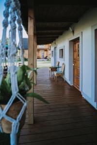 una terraza de madera con mesa y sillas. en Agroturystyka Sielanka, en Przasnysz