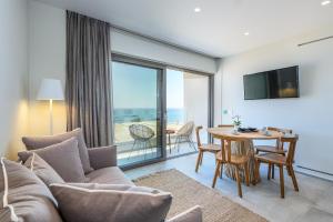 Predel za sedenje v nastanitvi NOA BEACHFRONT SUITES