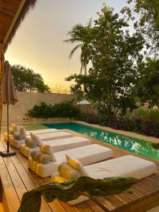 巴卡拉爾的住宿－Agam Hotel，游泳池旁的一排躺椅