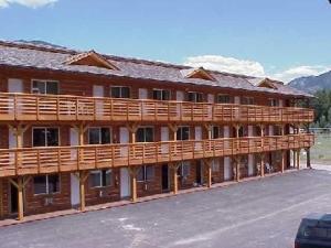- un grand bâtiment avec des balcons en bois sur le côté dans l'établissement The Bull Moose Lodge, à Alpine