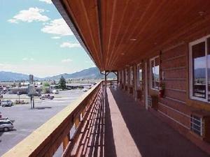 uma varanda de um edifício com vista para um parque de estacionamento em The Bull Moose Lodge em Alpine