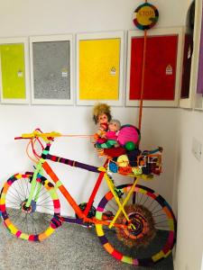 una mujer sosteniendo una muñeca en una bicicleta colorida en B&B Sangro, en Atessa