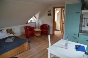 una camera da letto con un letto, un tavolo e delle sedie di Hotel Südstrand Amrum a Wittdün