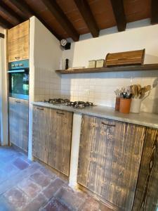 Kuchyň nebo kuchyňský kout v ubytování Il Falco - Rustico-Villa mit privatem Pool in Alleinlage