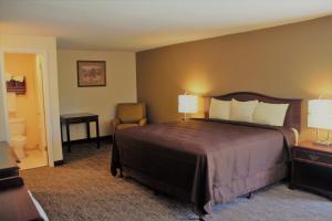 En eller flere senger på et rom på Oregon Trail Inn and Suites