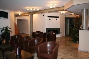 ベス・エ・サンタナステーズにあるAuberge de la Petite Ferme, Super-Besse Est, The Originals Relaisのダイニングルーム(椅子、暖炉付)