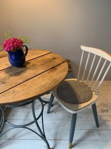 オッテルンドルフにあるStrandHafenの木製テーブルと椅子