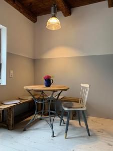 オッテルンドルフにあるStrandHafenのランプ付きの部屋(テーブル、椅子付)