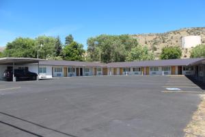 un estacionamiento vacío frente a un motel en Oregon Trail Inn and Suites en Lakeview