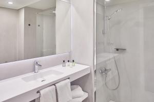 
a bathroom with a sink, toilet and bathtub at Hotel Silken Amara Plaza in San Sebastián
