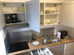 a small kitchen with a sink and a microwave at Ferienwohnung Zur alten Schmiede in Kottenheim