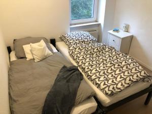 two twin beds in a room with a window at Ferienwohnung Zur alten Schmiede in Kottenheim