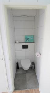 ein kleines Bad mit WC in einer Kabine in der Unterkunft Beaufort in Egmond aan Zee