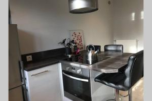 Η κουζίνα ή μικρή κουζίνα στο Appartement L'Ormeau 4 étoiles dans le centre historique de Saint Malo +4 φωτογραφίες
