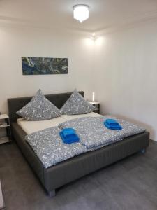 1 dormitorio con 1 cama con zapatillas azules en Hills Hut, en Langelsheim