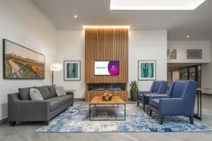 TV a/nebo společenská místnost v ubytování Coast Tsawwassen Inn