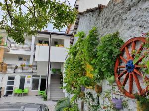 um edifício com uma roda de madeira na lateral em Villa Zigana em Mostar