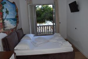 Rúm í herbergi á COSMO Beach Hotel