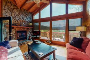 sala de estar con sofá y chimenea en Twin Peaks 2/Malu, en Blue Ridge