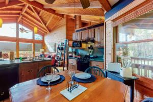 cocina y comedor con mesa de madera y sillas en Twin Peaks 2/Malu, en Blue Ridge