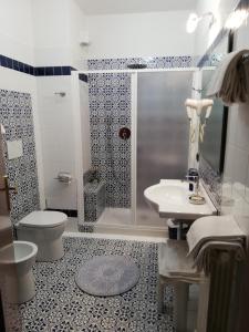 モンテメラノにあるAppartamento Orchideaのバスルーム(シャワー、トイレ、シンク付)