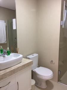 カネラにあるApartamento Boulevardのトイレと洗面台付きのバスルーム +12枚の写真