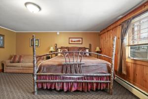 Postel nebo postele na pokoji v ubytování Whitney's Inn