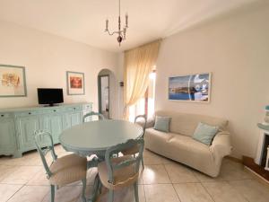 a living room with a table and a couch at Lulù Marin Praia 2 in Praia a Mare