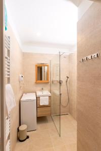 Koupelna v ubytování Apartment Paha-Paha modern & full of light with free parking