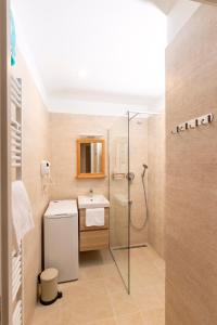 Kúpeľňa v ubytovaní Paha-Paha Modern apartment with sea view, fast Wi-Fi, and free parking! + 37 fotografií