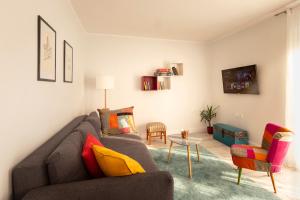 Posedenie v ubytovaní Paha-Paha Modern apartment with sea view, fast Wi-Fi, and free parking!