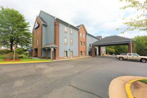 un aparcamiento vacío frente a un edificio en Days Inn by Wyndham Manassas en Manassas