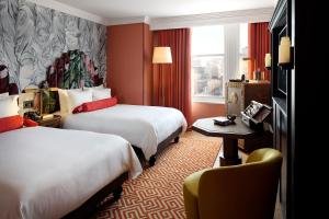 華盛頓的住宿－Riggs Washington DC，酒店客房,配有两张床和椅子