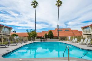 Piscina de la sau aproape de Travelodge by Wyndham Monterey Bay