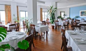 a dining room with white tables and chairs at Hotel Rural Salvatierra in Salvatierra de Tormes