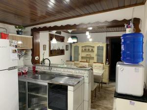 cocina con fregadero y encimera en Casa da Nídia, en Campos do Jordão