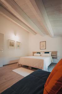 A bed or beds in a room at Casale di Nicolò