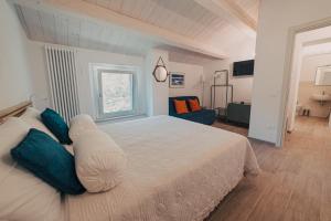 A bed or beds in a room at Casale di Nicolò