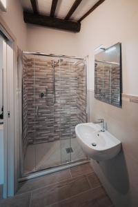 A bathroom at Casale di Nicolò