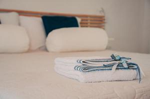 A bed or beds in a room at Casale di Nicolò