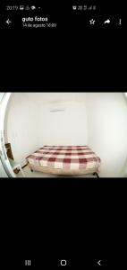 una foto de un colchón sentado en una mesa en Apart Hotel em Búzios, en Búzios